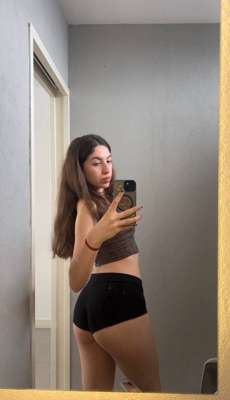 Amber in her underwear in Rajamandri