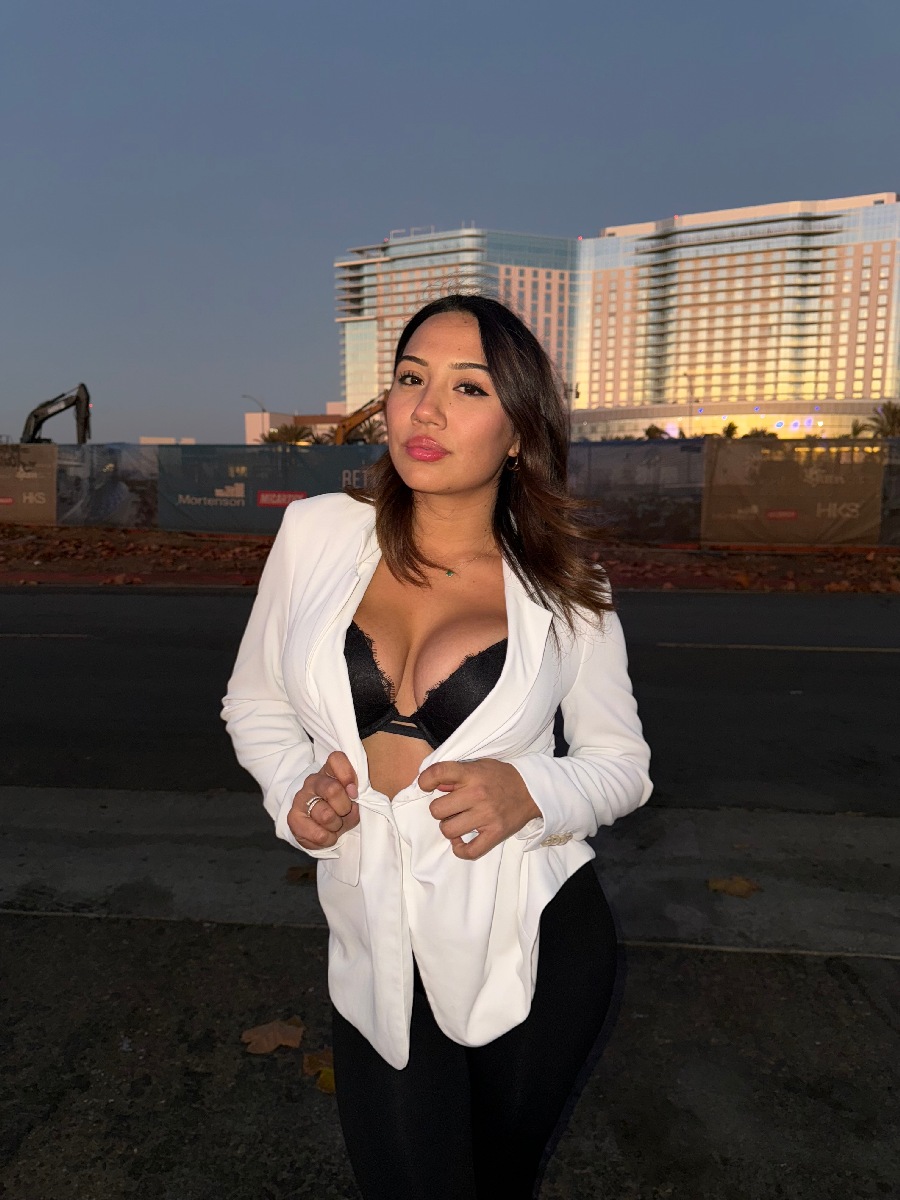 Take a pause and enjoy Ali Cruz — streaming from Rajamandri