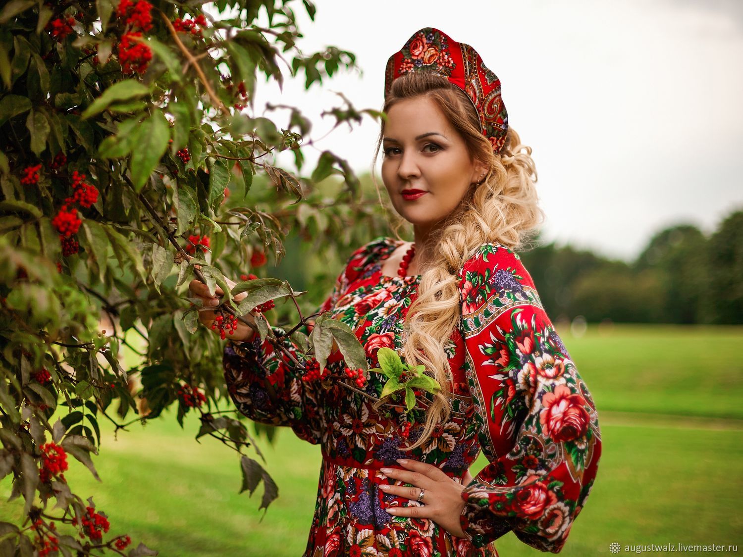 Women in Slavic costumes in Rajamandri