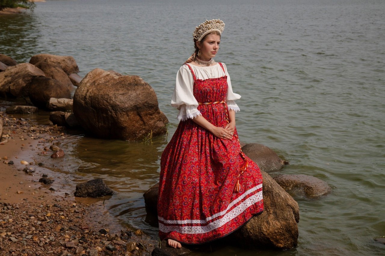 Women in Slavic costumes in Rajamandri