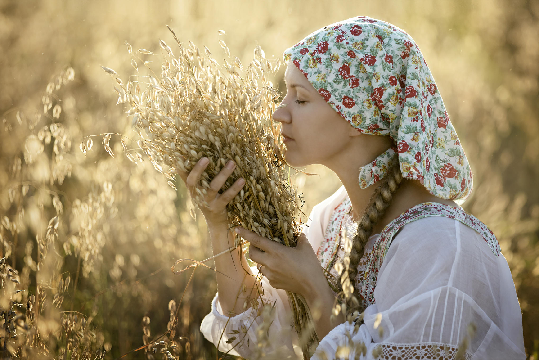 Photo Women in Slavic costumes in Rajamandri