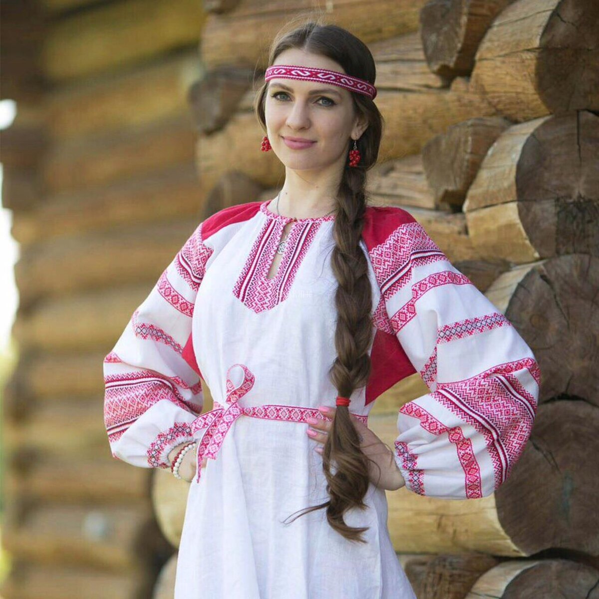 Girls in Slavic costumes brings the glow — live moments in Rajamandri